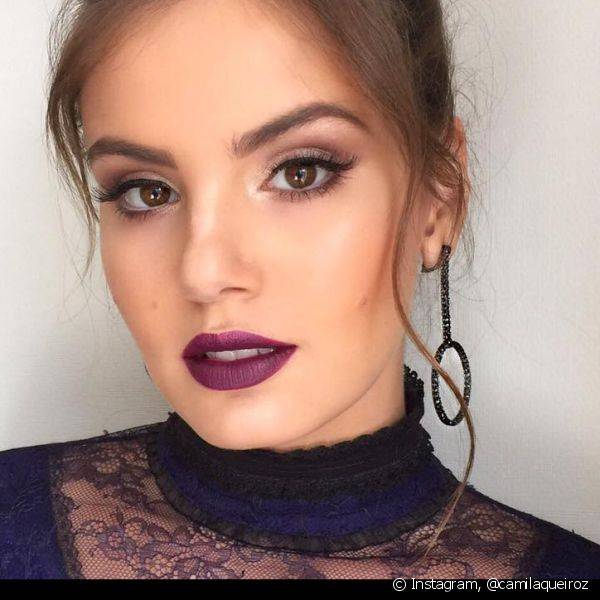 Camila Queiroz tem um estilo mais clássico e costuma apostar em lábios coloridos e olhos esfumados (Foto: Instagram @camilaqueiroz)